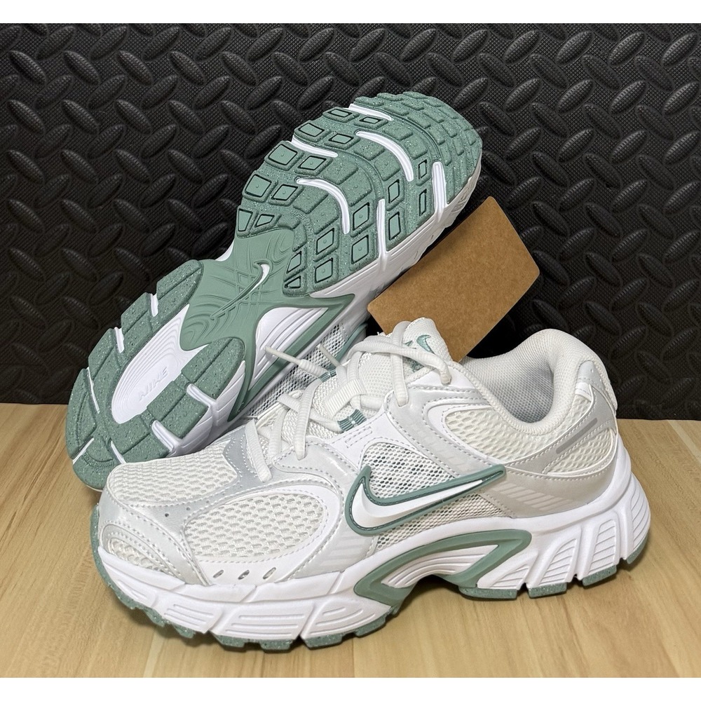 Nike V5 RNR Summit White Green Runners Shoes HQ7901-106 Womens Size 8.5 NEW